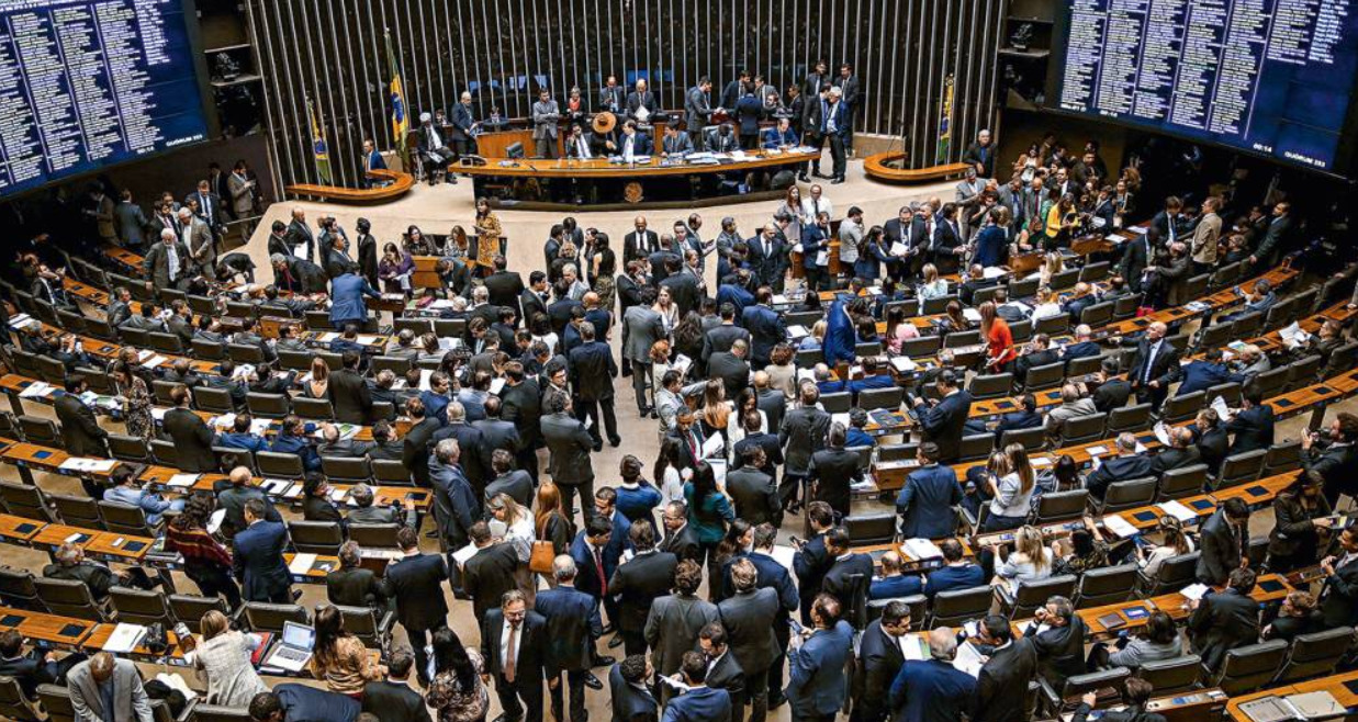 Fim da escala 6×1 pode ser votado hoje na Câmara e entra na pauta da CCJ