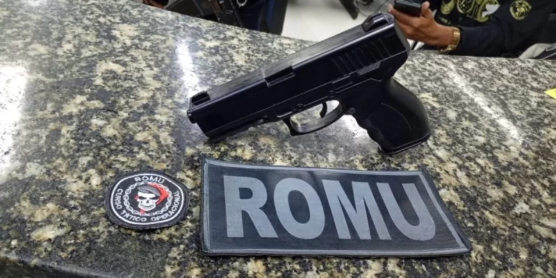 Homem é detido após ameaçar pessoas com arma falsa
