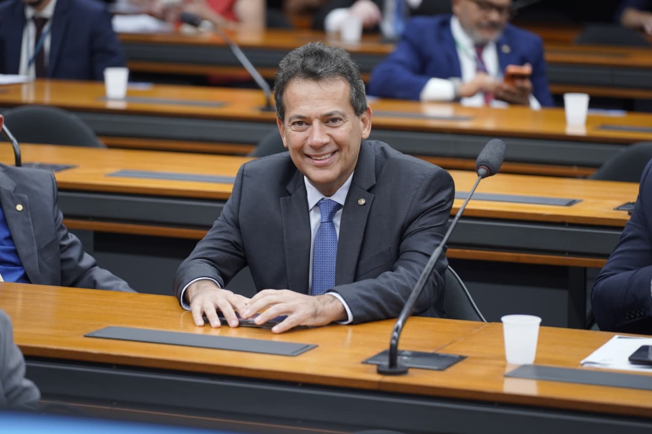 Ricardo Abrão apresenta projeto que garante prioridade a mães e cuidadores atípicos no aluguel social