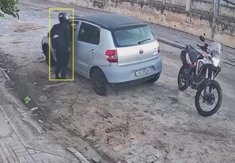Mulher é assaltada por motociclista enquanto dirigia em Cabo Frio