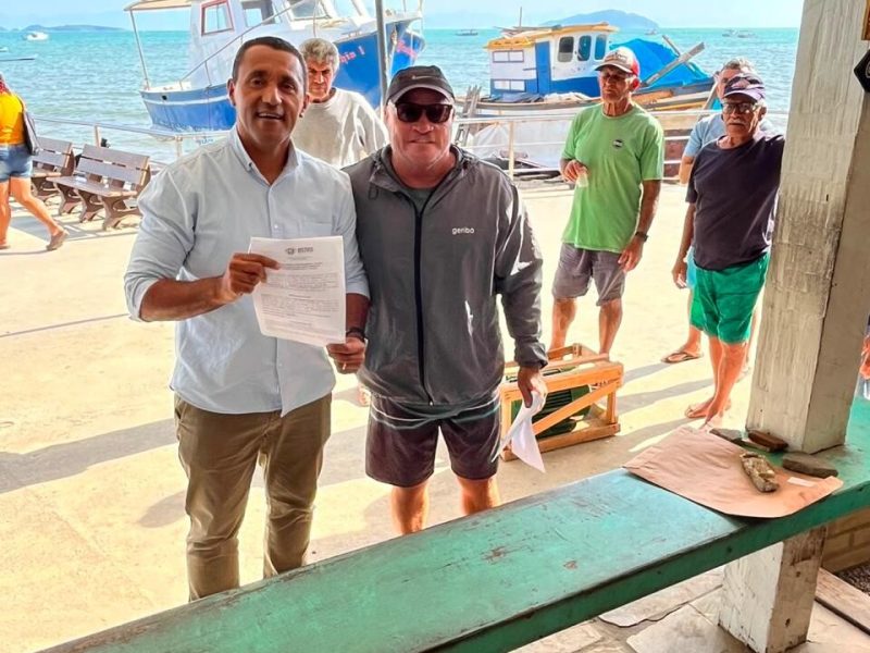 Prefeitura de Búzios entrega motor para guincho que auxiliará embarcações pesqueiras do município